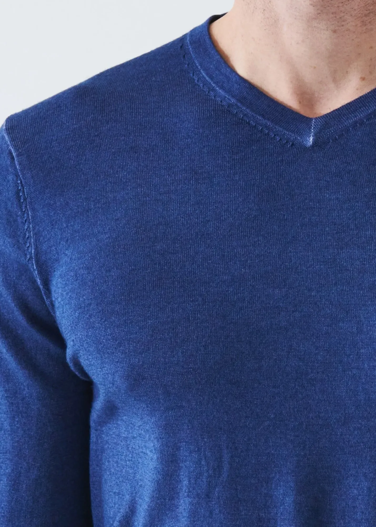 PATRICK ASSARAF Extra-Fine Merino Vintage Wash V-Neck|Men Knitwear